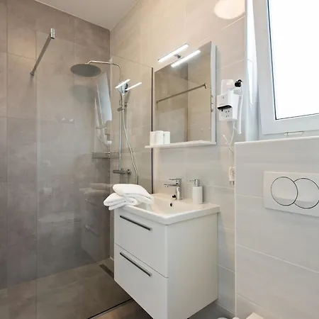 Exotic In With Bubble Bath Holiday home Vir